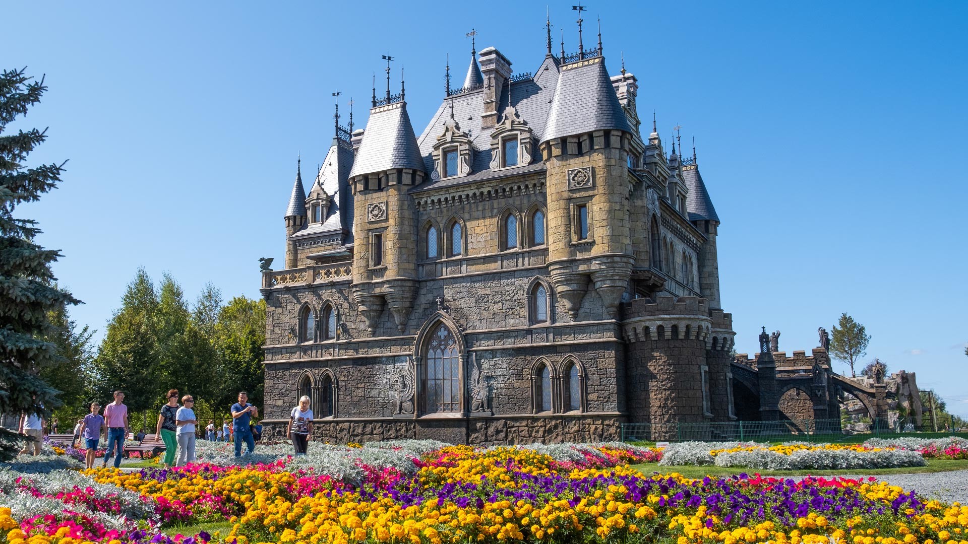 10 Amazing Gothic Castle Design with Beautiful Architecture